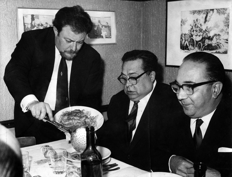 Sergio Mariani, quatrième génération de la famille, sert des rigatoni avec pajata à Aldo Fabrizi