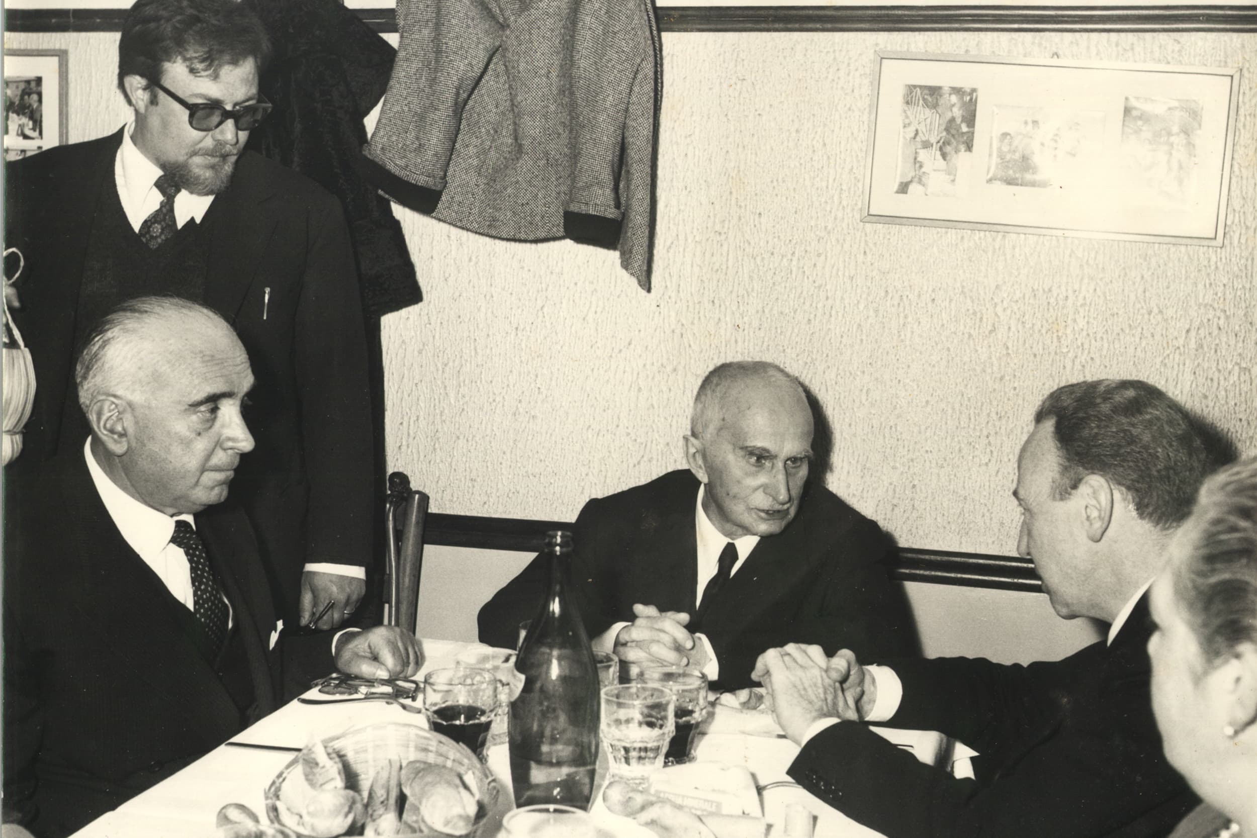 Sergio Mariani, quatrième génération de la famille, accueille le président de la République de l'époque, Luigi Einaudi, avec son épouse et le secrétaire d'État aux tables de Checchino dal 1887.